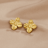 Flora – Elegantní zlaté náušnice s květinovým motivem