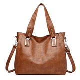 Hladká crossbody kabelka s priestranným tvarom