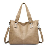 Hladká crossbody kabelka s priestranným tvarom