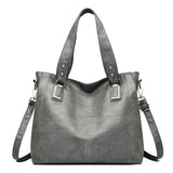 Hladká crossbody kabelka s priestranným tvarom