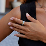 Anika – Elegantní široký stříbrný prsten s unikátní strukturou