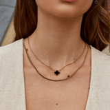 Evelina - Černý jetelový náhrdelník pro šarm a eleganci