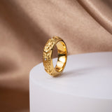 Celestia – Elegantní zlatý prsten s jedinečnými ornamenty
