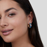 Alora - Zlaté náušnice s květinovým motivem pro elegantní vzhled