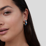 Alora - Zlaté náušnice s květinovým motivem pro elegantní vzhled
