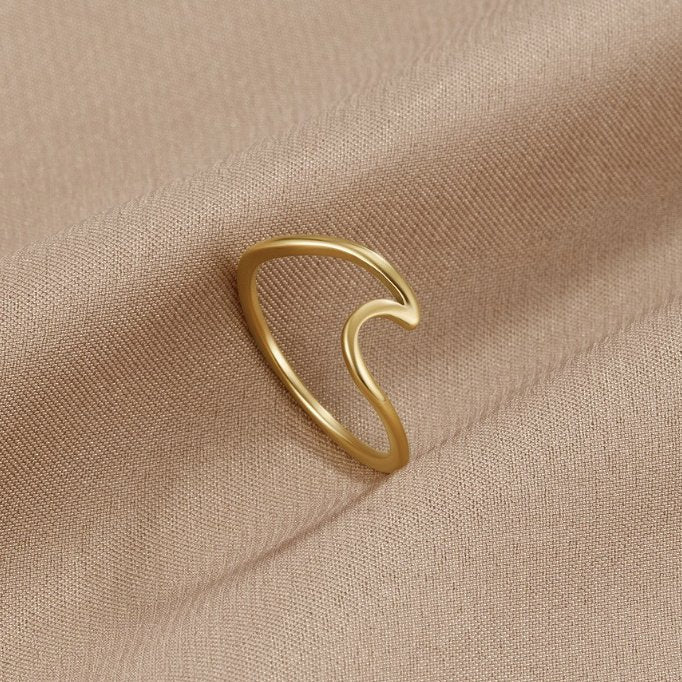 Imari – Elegantní zlatý prsten s vlnitým designem