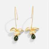 Jade - Elegantní náušnice s perlami a květinovými motivy